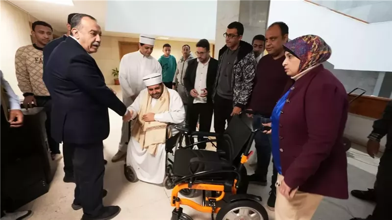 محافظ أسيوط يسلم كرسياً متحركاً كهربائياً لمواطن من ذوي الإعاقة