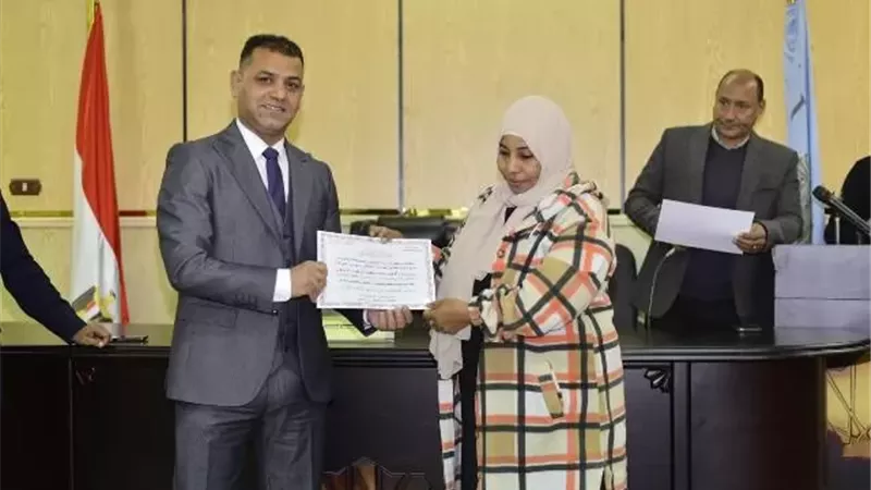 رئيس مركز البياضية بالأقصر يكرم المتميزين