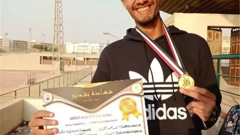 طالب جامعة طيبة بالأقصر بطل سباق 5000 متر بدورى الجامعات