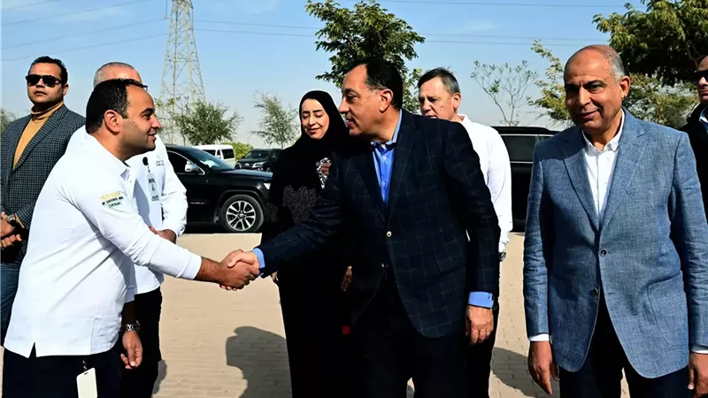 رئيس الوزراء يتفقد التشغيل التجريبي لمصنع شركة القناة للسكر