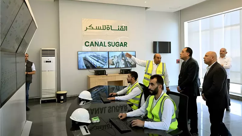 رئيس الوزراء يتفقد التشغيل التجريبي لمصنع شركة القناة للسكر