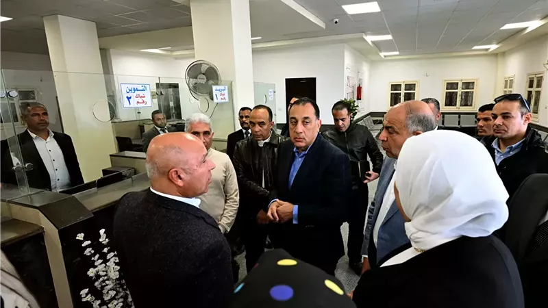 مدبولى يتفقد الخدمات المقدمة بالمركز التكنولوجي بقرية