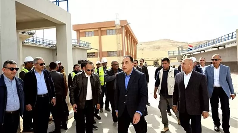 رئيس الوزراء يتفقد محطة معالجة الصرف 