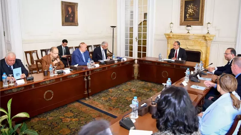 وزير الخارجية يلتقي أعضاء اللجنة الوطنية لآلية مراجعة النظراء الأفريقية