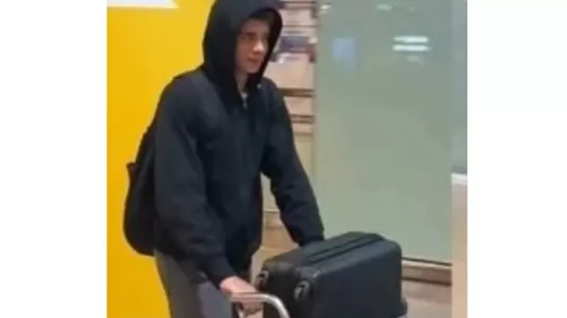 حمزة عبد الكريم يصل برشلونة لإجراء الكشف الطبي