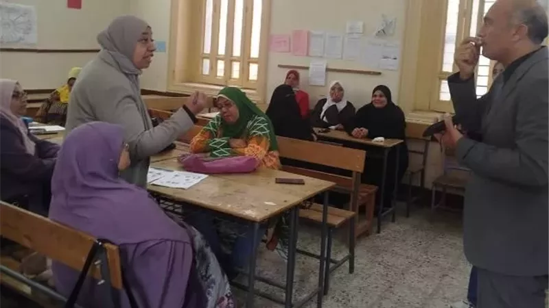 مدير الإدارة التعليمية بالمنيا يتابع برامج التدريبية رياض الأطفال