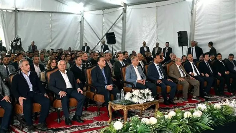 رئيس الوزراء يسلم عقود للمستفيدين من الوحدات السكنية بالمنيا