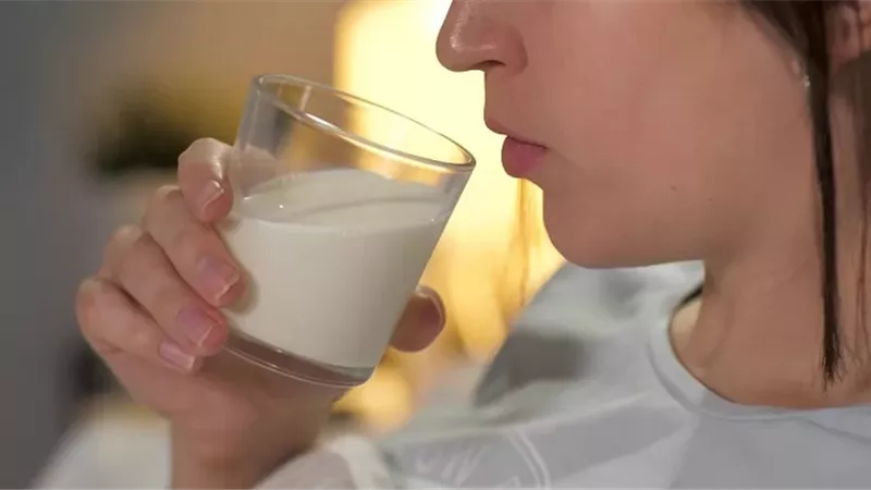 نوم أفضل في البرد .. مشروبات طبيعية مهدئة للأعصاب قبل النوم
