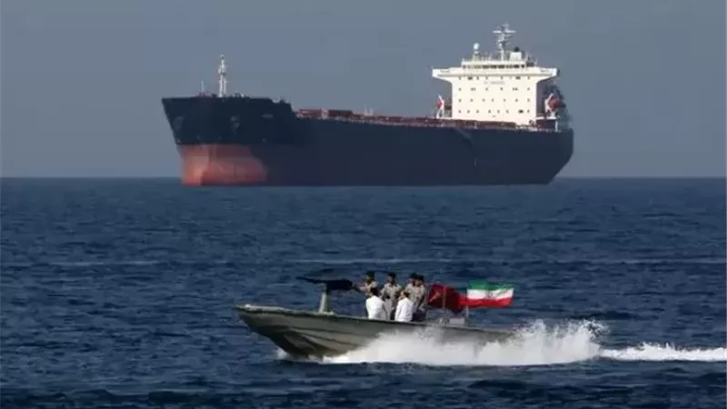القيادة الأمريكية تحذر إيران الاصطدام البحري فى مضيق هرمز
