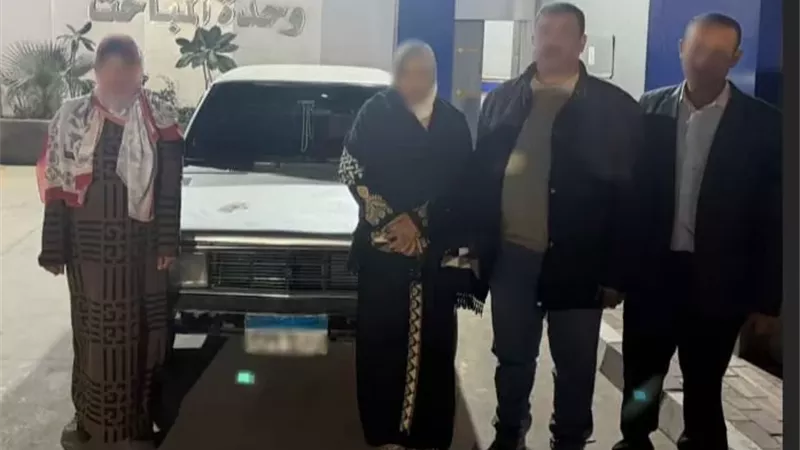 الداخلية تكشف تفاصيل فيديو متداول لاصطحاب سيدة بالقوة داخل سيارة