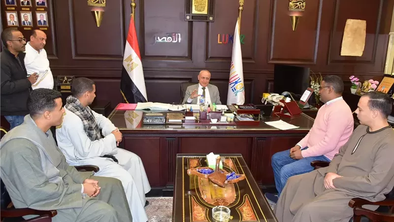محافظ الأقصر يستقبل وفد طفنيس المطاعنة لبحث مطالب القرية