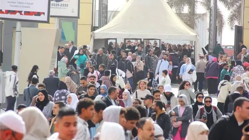 معرض القاهرة الدولي للكتاب يحقق رقمًا قياسيًا في عدد الزوار خلال 10 أيام