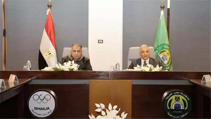 محافظ الإسماعيلية يستعرض أعمال اللجنة العليا للمشروعات