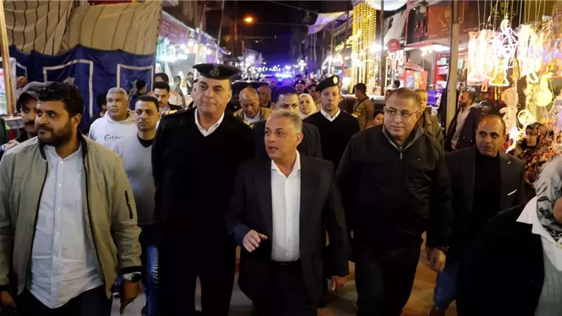 محافظ الإسماعيلية يتفقد أكبر شوارع بيع المسلتزمات الرمضانية ..صور