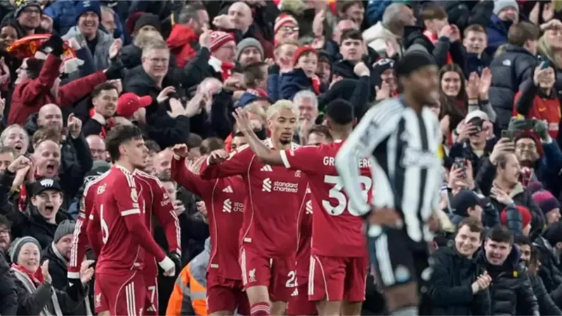 ليفربول يتقدم علي نيوكاسل 2 - 1 فى شوط أول مثير