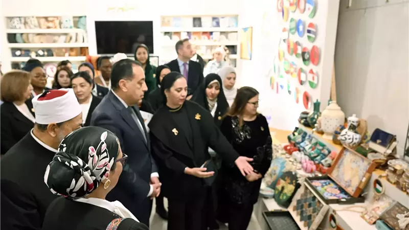 مدبولي يتفقد معرض المجلس القومي للمرأة المصرية