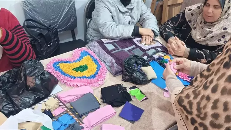 فتيات الأقصر يُبدعن في إعادة التدوير برعاية المحافظ