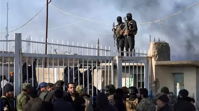 الخارجية العراقية: تسلمنا 450 عنصراً من تنظيم داعش في السجون السورية