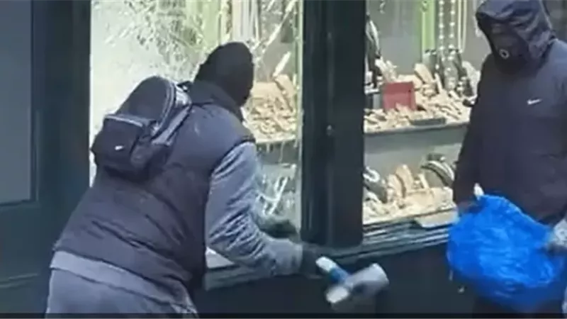 سطو مسلح على متجر مجوهرات بغرب لندن .. فيديو