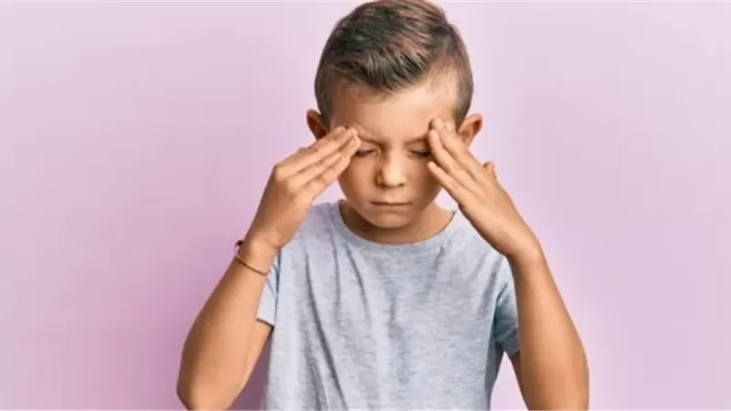 صداع الأطفال.. متى يحتاج طفلك لزيارة طبيب الأعصاب؟