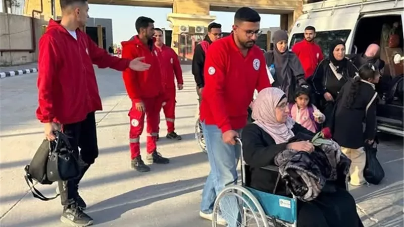 مع بدء تشغيل معبر رفح.. وزيرة التضامن تتابع عمل الهلال الأحمر