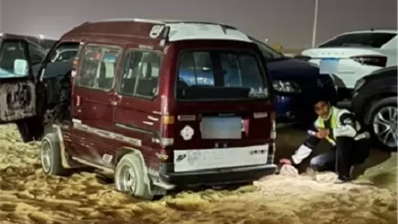 أمن القاهرة ينقذ سيارة عالقة بالرمال بمدينة نصر