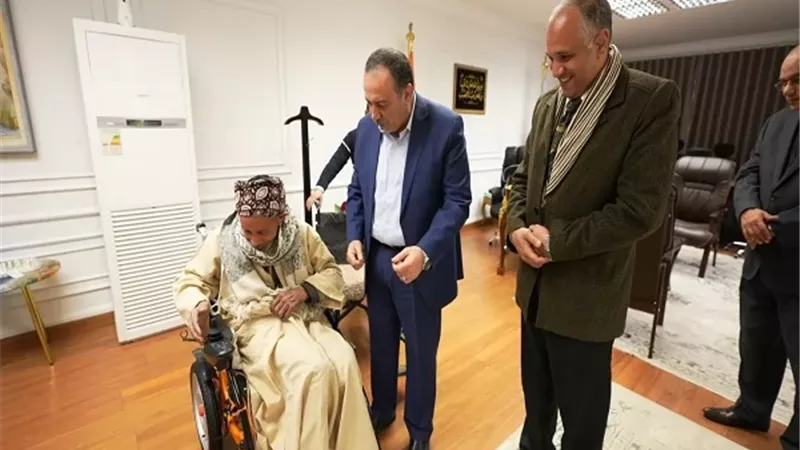 محافظ أسيوط يستقبل مسنًا ويسلمه كرسياً متحركاً كهربائيا