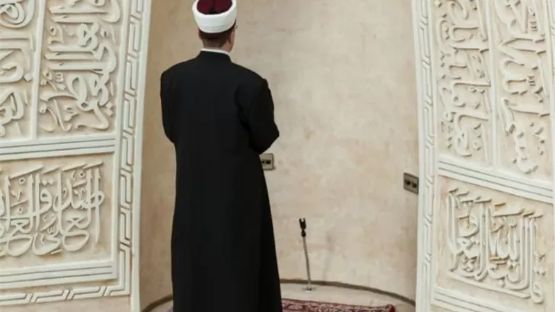حكم ترك الصلاة على السجادة خشية الانشغال بها