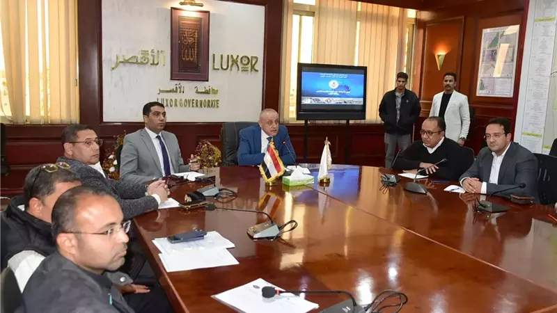 محافظ الأقصر يتابع الموقف التنفيذى لمشروعات حياة كريمة