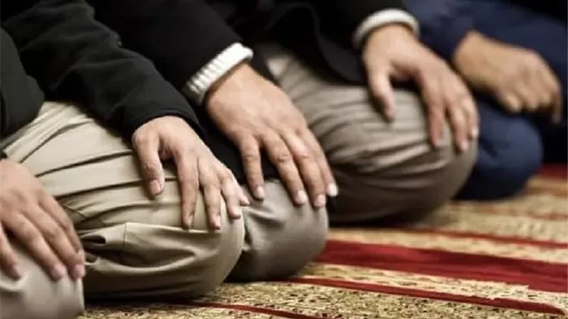 الصلاة في بلاد غير المسلمين: التوفيق بين الفريضة والعمل