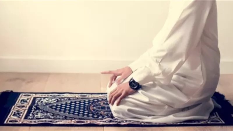أين يكون النظر أثناء التشهد والصلاة؟.. أمين الفتوى يجيب