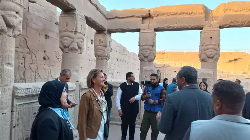 سفيرة الاتحاد الأوروبي تختتم جولتها في قنا بزيارة معبد دندرة