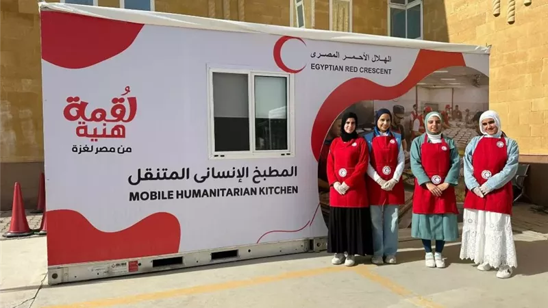 الهلال الأحمر: مطبخ متنقل لتجهيز وجبات الفلسطينيين القادمين من غزة