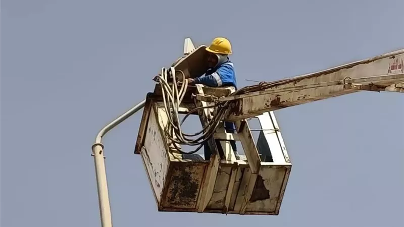 جهاز أكتوبر الجديدة يكثف صيانة الإنارة بالمناطق العامة