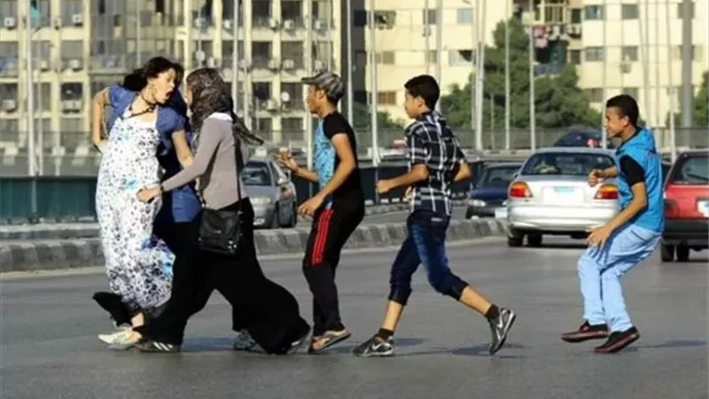 الحبس والغرامة.. عقوبة التحرش