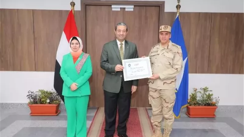 محافظ دمياط يُكرّم المستشار العسكري