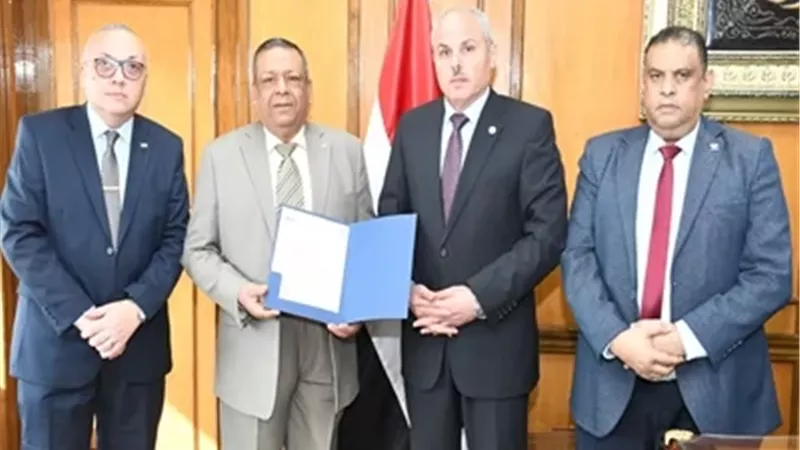 رئيس جامعة القناة يهنئ أحمد الصعيدي لتعيينه أمينًا لكلية الهندسة
