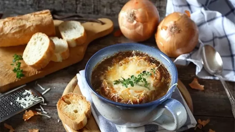 شوربة البصل .. فوائد صحية مذهلة وطريقة تحضير سهلة في المنزل