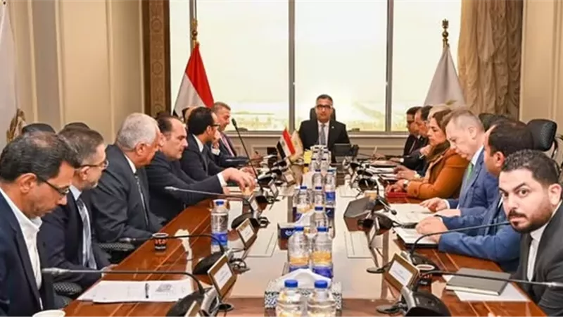 وزير التموين يبحث خطط تطوير صناعة السكر