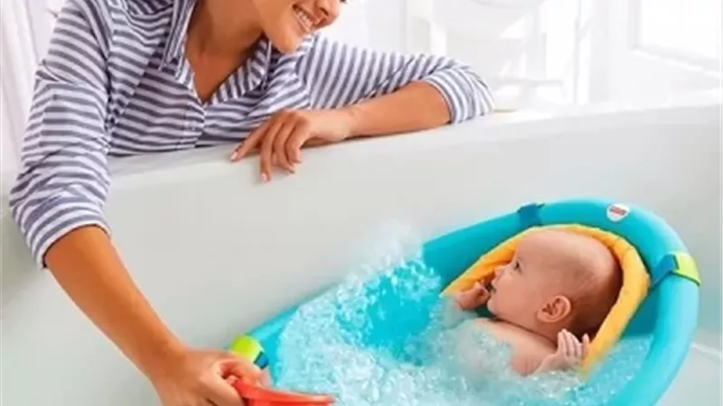 فوائد الاستحمام للطفل الرضيع .. صحة واسترخاء ورابط عاطفي مع الأم
