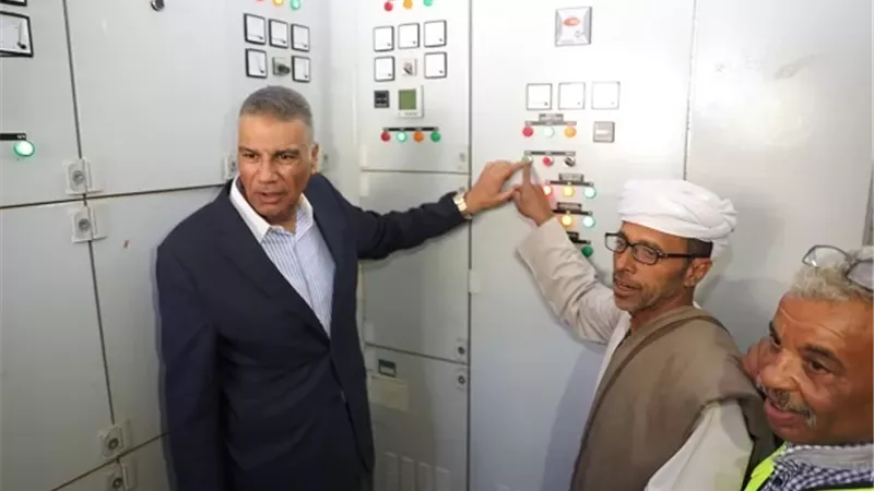 محافظ أسوان يعطى إشارة البدء للتشغيل التجريبى لمحطة رفع البحيرة