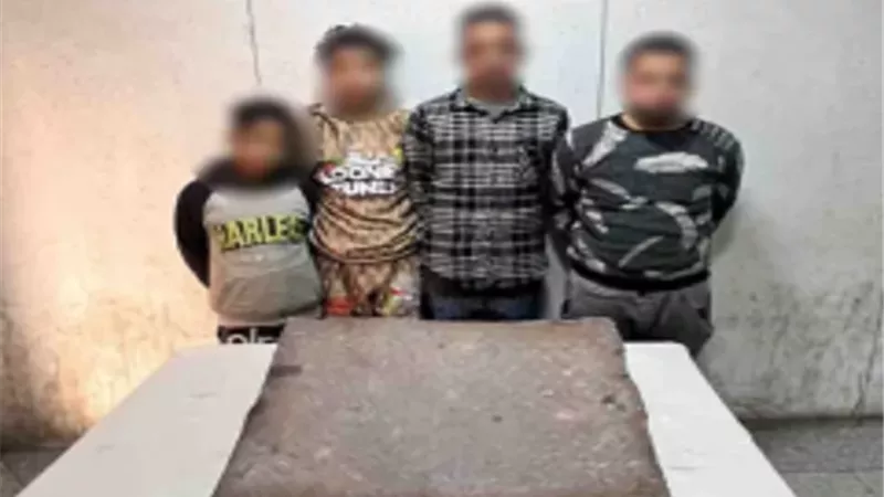 القبض على 3 سرقوا غطاء صرف صحى بأسيوط