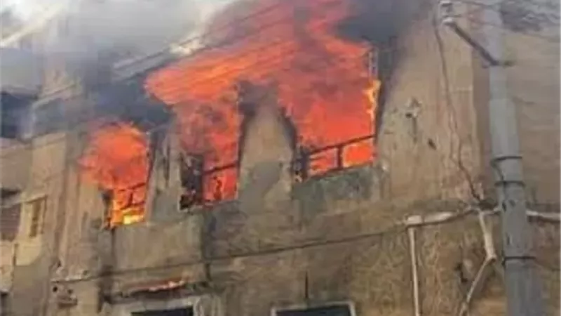 حريق هائل يلتهم منزل بقرية بالشرقية