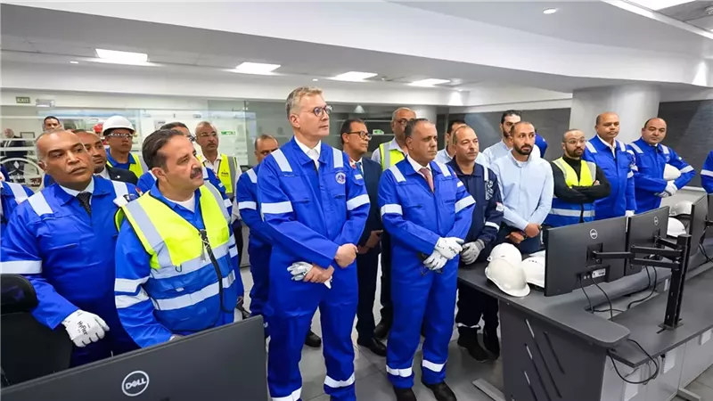وزير البترول يتفقد الوحدات الإنتاجية لـ