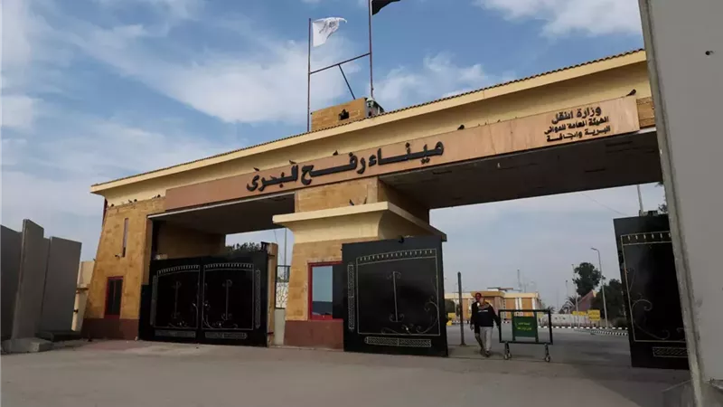 مصر تستقبل الحالات الإنسانية من غزة بمعبر رفح وتقدم الرعاية الطبي