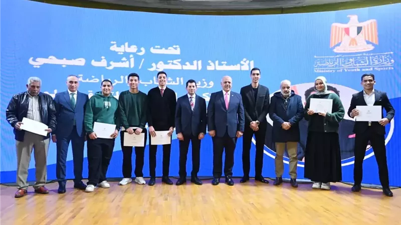 صبحى يكرم اللاعبين المتفوقين علميًا الحاصلين على الحافز الرياضى