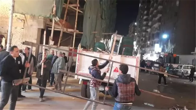 محافظة الجيزة ترفع إشغالات وتعديات الباعة الجائلين بشارع العريش