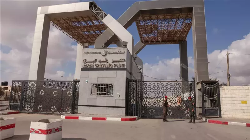 وصول الدفعة الثالثة من الأسر الفلسطينية إلى صالة السفر بمعبر رفح
