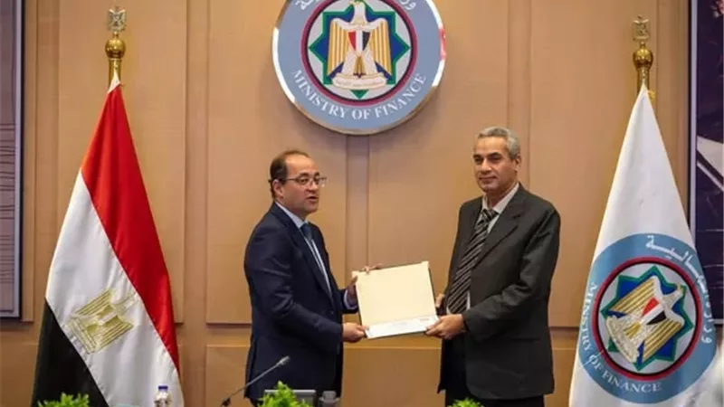 وزير المالية يكرّم الفائز بأعلى تقييم في مبادرة «الإصلاح الضريبي»