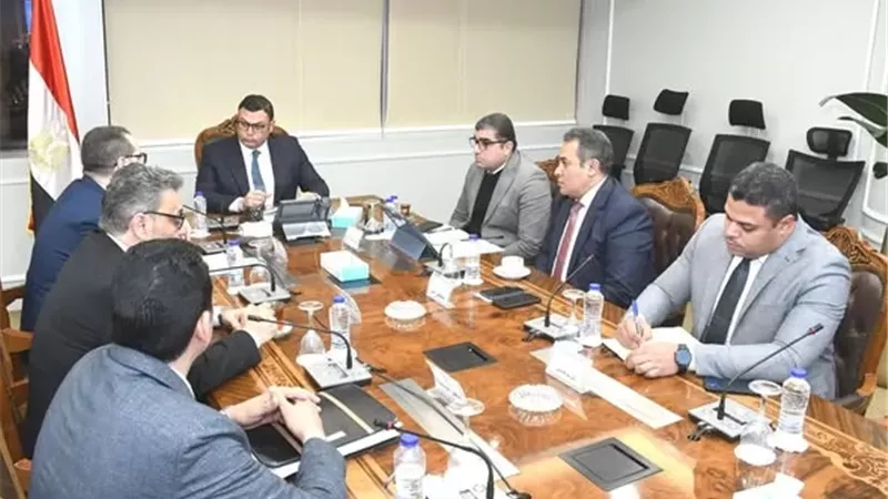 وزير الإسكان يعقد اجتماعًا لمتابعة ملفات عمل الهيئة العامة للتنمية السياحية